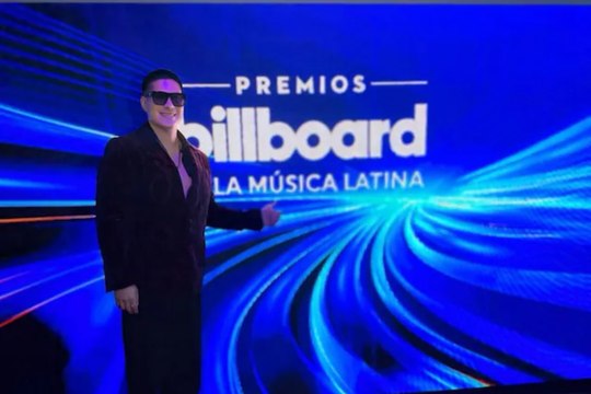 ¡Chyno Miranda aparece en los Premios Billboard 2025 y así lució!
