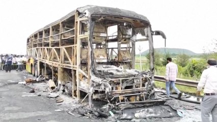 인도, 오토바이에 받힌 버스 화재...최소 25명 사망 / YTN