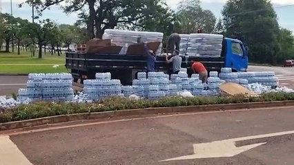 Caminhão perde carga de água e via fica parcialmente interditada em Cascavel