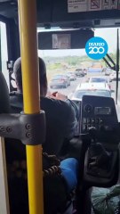 Passageiro assume direção após motorista ser ofendido e deixar ônibus na rua no Recife