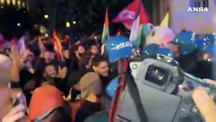 Manifestazione pro-pal a Roma, manganellate e idranti in azione