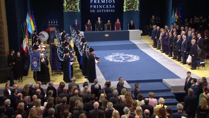 El Rey Felipe VI cede el testigo a la Princesa Leonor en los Premios Princesa de Asturias