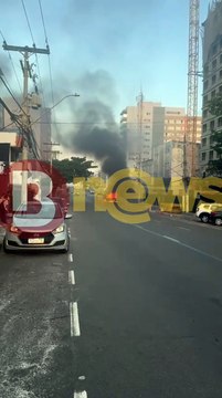 Carro pega fogo em pista e assusta moradores e motoristas em bairro de Salvador; assista