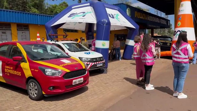 PRF realiza ação de conscientização voltada às mulheres durante o Outubro Rosa em Cascavel