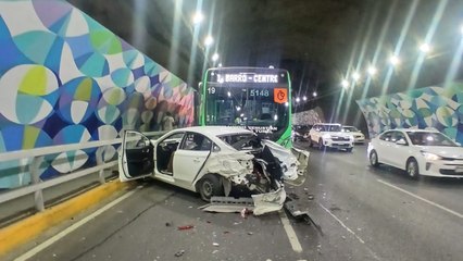 Aparatoso accidente en Loma Larga involucra transporte público