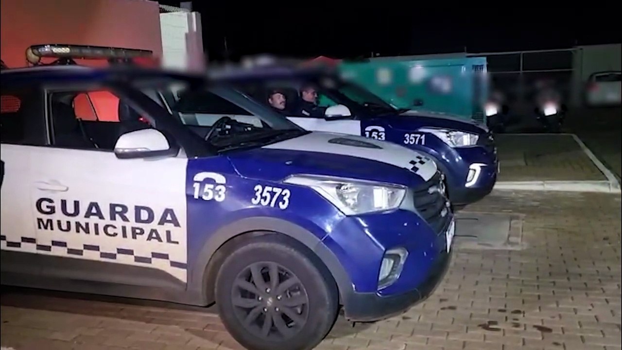 Homem é pego esfarelando maconha nas mãos próximo ao ecopark sul e vai parar na delegacia