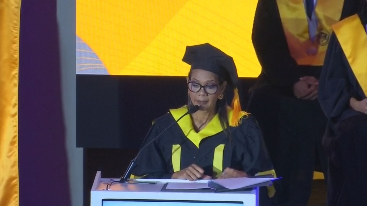 Rectora del ITSE responde al ministro Chapman durante graduación de estudiantes