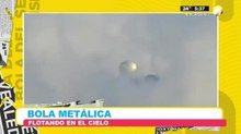 Bola metálica flotando en el cielo