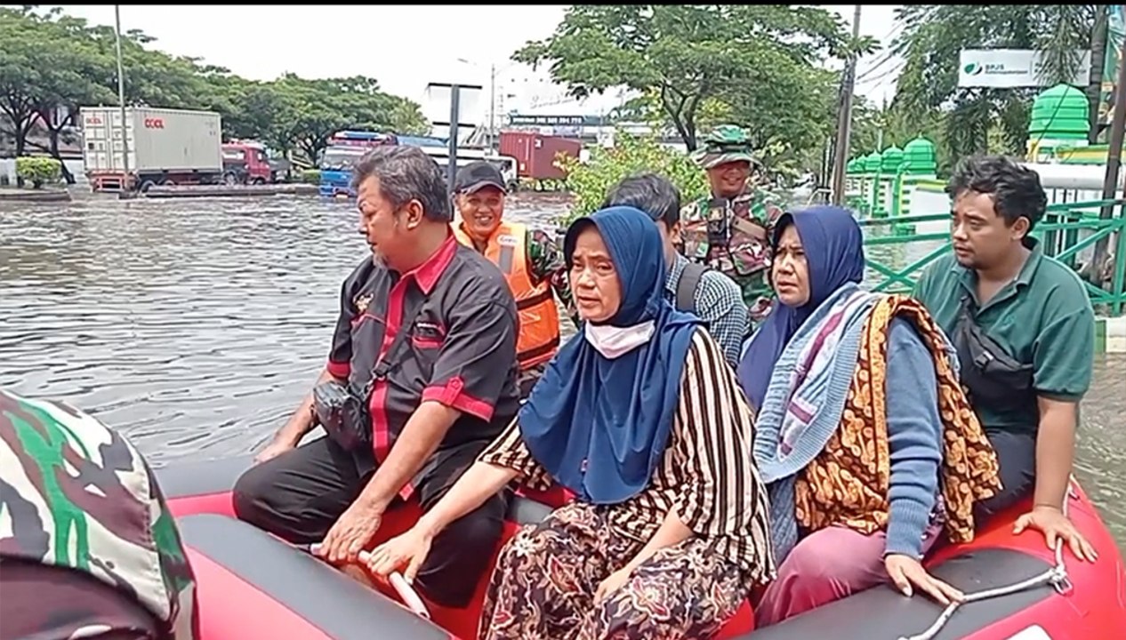 Anggota TNI-Polri Evakuasi Pasien di Tengah Banjir Kaligawe Semarang