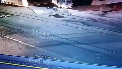 Câmera registra acidente entre VLT e carro em Fortaleza; veja vídeo