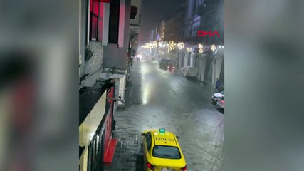 İstanbul'da etkili olan yağış nedeniyle, İstiklal Caddesi sular altında kaldı
