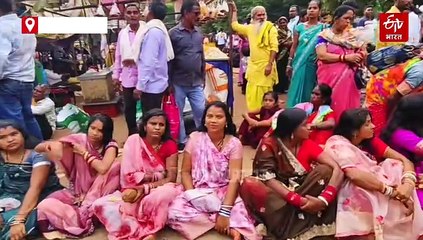 मां अंगार मोती मंदिर में आस्था का संगम, संतान सुख के लिए महिलाओं का दंडवत प्रणाम, लेटी हुई महिलाओं के ऊपर से गुजरे बैगा