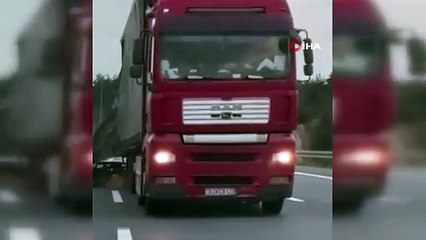 Vatandaşlar panikledi! Tır şoförü seyir halinde yükleri dökerek ilerledi