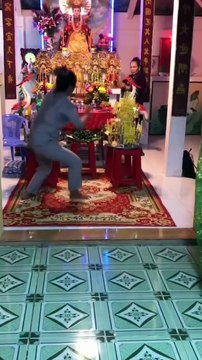 🥋 Tưởng mình là Lý Tiểu Long, ai ngờ bị anh áo xanh “triệu hồi về thực tại” trong 0.5s 😵‍💫 Fandom đang hò reo phấn khích, tôi đang múa võ khí thế… và rồi đường quyền tan vỡ khi anh áo xanh xuất hiện 💥 Bạn đã bao giờ “vỡ trận” chưa? Kể tôi nghe đi! 👇