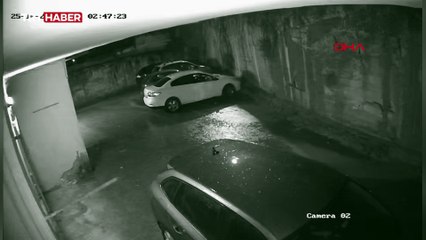 İstanbul'da istinat duvarı araçların üzerine böyle çöktü