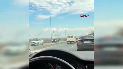 Esenyurt’ta trafikte şoförüyle tartıştıkları minibüse sopa ve kaskla saldırdılar