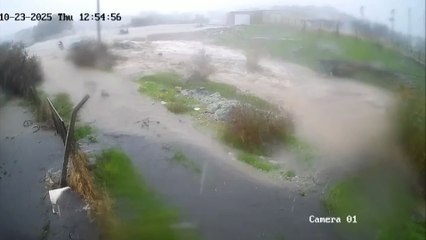 Foça’da sel felaketi: Ölen 70 yaşındaki adamın sulara kapılma anı kamerada