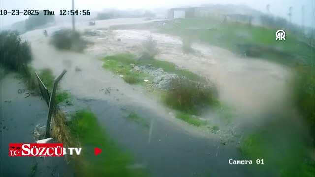 Foça'da cesedi bulunan kişinin otomobiliyle sele kapıldığı anlar kamerada