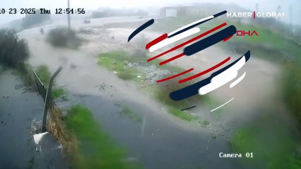 Bülent Kaptanoğlu'nun sele kapıldığı anlar kamerada!