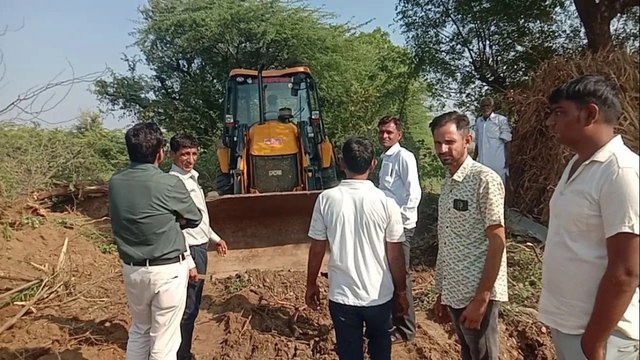 बिरकड़ी गांव में खेतों के आम रास्ते से हटाया अतिक्रमण, ग्रामीणों ने तहसीलदार का जताया आभार