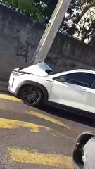 Poste fica "pendurado" na Estrada Velha do Aeroporto após ser atingido por carro