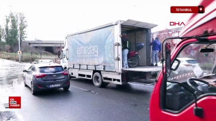 İstanbul'da su biriken yolda kalan motosikletliye kamyonet şoförü yardım etti