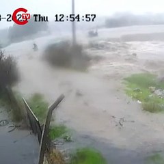 Foça’da cesedi bulunan yaşlı adamın sel sularına kapıldığı anlar kamerada