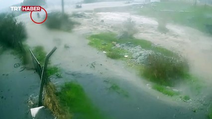 Yaşlı adamın sele kapılma anı kamerada