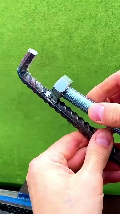 1 chiếc bàn chải cũ = cứu cả vòi nước! Không gọi thợ, không mua đồ. Chỉ cần hiểu nguyên lý 💡💰Tiết kiệm hàng triệu đồng mỗi tháng 🎥 Video chứng minh đây 👇 Bạn có mẹo nào hay hơn? Comment để mọi người cùng học nhé! 🔧💬