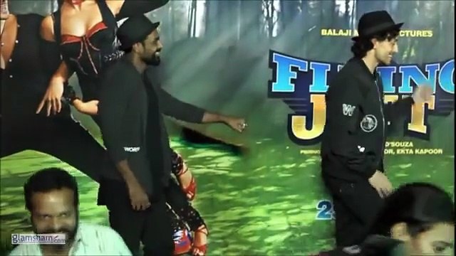 Tiger Shroff gets a little shy showing off his moves next to dance master Remo D’Souza. Humble vibes, superstar energy! 💃😅✨ #glamsham #tigershroff #remodsouza #dance #bollywood #funmoment #spotted #celebrityvibes glamsham, tiger shroff, remo dsouza, d