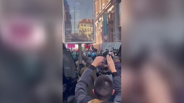 Scontri a Torino durante la protesta contro i ministri Tajani e Bernini