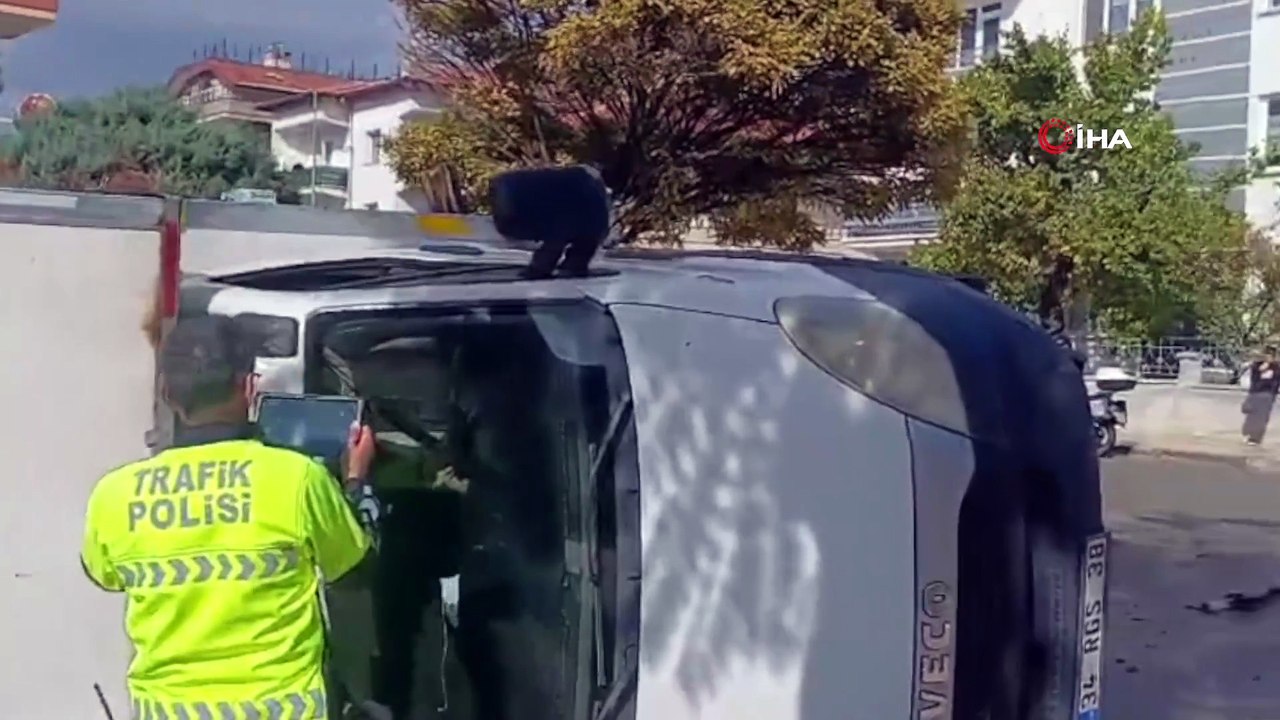kamyonet ile otomobil çarpıştı: 1’i çocuk 5 kişi yaralandı