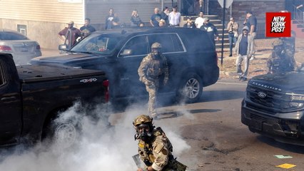 Chaotic scene in Chicago as federal agents swarm a neighborhood