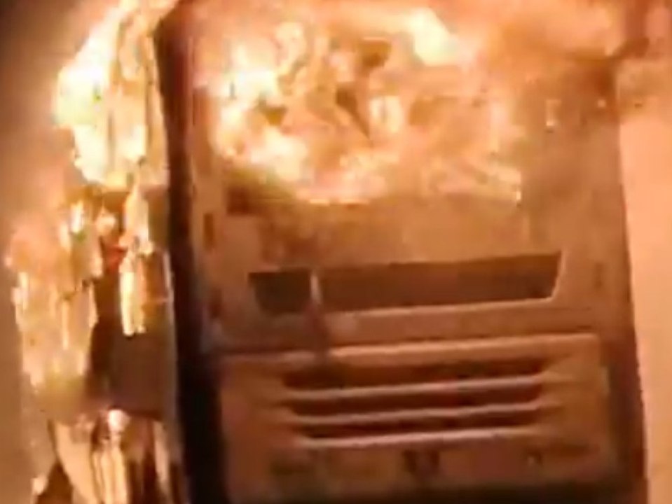 Bus geht nach Motorrad-Kollision in Flammen auf