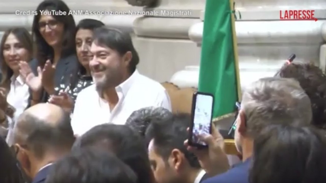 Standing ovation dei magistrati per Ranucci, poi la battuta: «L'applauso più lungo per un pluri-indagato... ma la mia fedina penale è pulita»