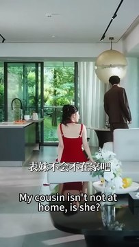 After witnessing her scumbag boyfriend cheating on her cousin, she broke up with him on the spot and beat him up. Later, the prince she saved proposed to her in a high-profile manner and spoiled her to the sky. He slapped the scumbag white lotus in the fa