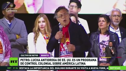 Petro lidera una multitudinaria marcha para responder a tensión con EE.UU.