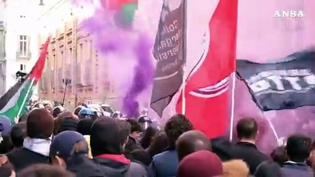 Manifestazione pro Pal a Torino, scontri con le forze dell'ordine