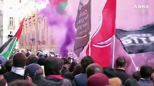 Manifestazione pro Pal a Torino, scontri con le forze dell'ordine