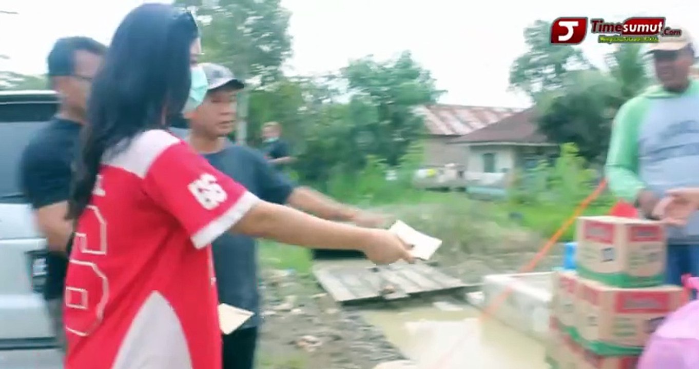 PENGUSAHA AMIN BERSAMA POLRI BERIKAN BANTUAN KEPADA KORBAN BANJIR DI SEI RAMPAH