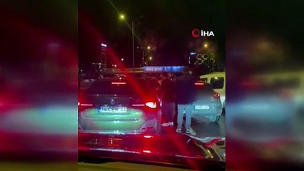 Trafik teröristi, tartıştığı kadını yol ortasında darp etti!