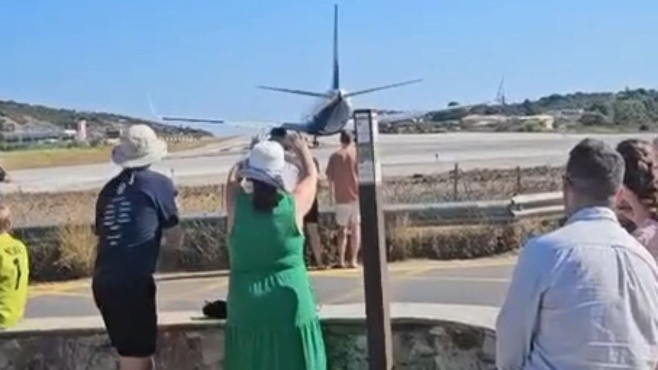 Girl at Skiathos airport loses balance during plane spotting and falls down