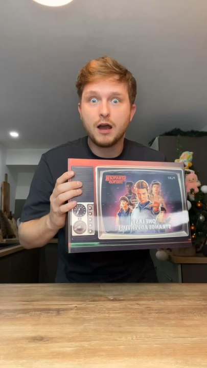 Plein de produits Stranger Things 😍🥳✨La saison 5 arrive très bientôt, alors pour l’occasion je goûte les sucettes Chupa Chups Stranger Things, et j’ouvre très bientôt le calendrier Stranger Things que je vais vous faire gagner 🎉✨