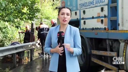 Fatih’te sağanak yağış sonrası Vatan Caddesi’nde yol çöktü