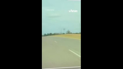 États-Unis :  Une voiture évite une collision avec un avion