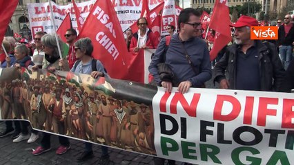 "Presidente, il popolo ha fame. Mangino pastarelle", i cartelli al corteo della Cgil a Roma