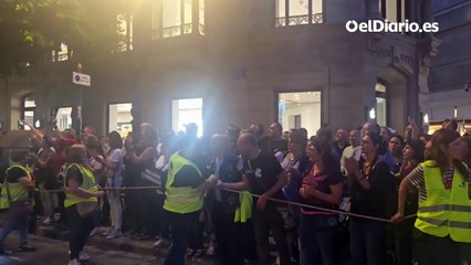 Decenas de personas en los laterales de la Calle Colón al paso de la cabecera de la manifestación de Valencia, con las víctimas