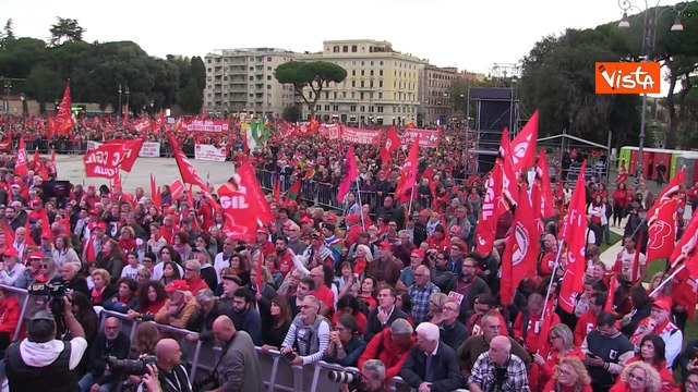 Democrazia al lavoro , il corteo della Cgil a Roma, i manifestanti riempiono Piazza San Giovanni