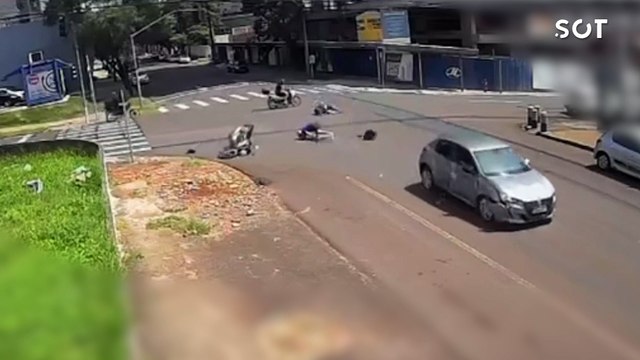 Imagens fortes: câmera flagra grave acidente entre carro e moto no Centro de Cascavel