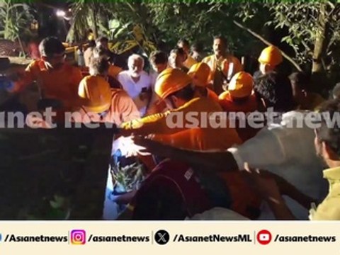 അടിമാലി മണ്ണിടിച്ചിൽ; മേൽകൂര ഉയർത്താനുള്ള ശ്രമം തുടരുന്നു, സ്ലാബുകൾ പൊട്ടിച്ചു മാറ്റുന്നു